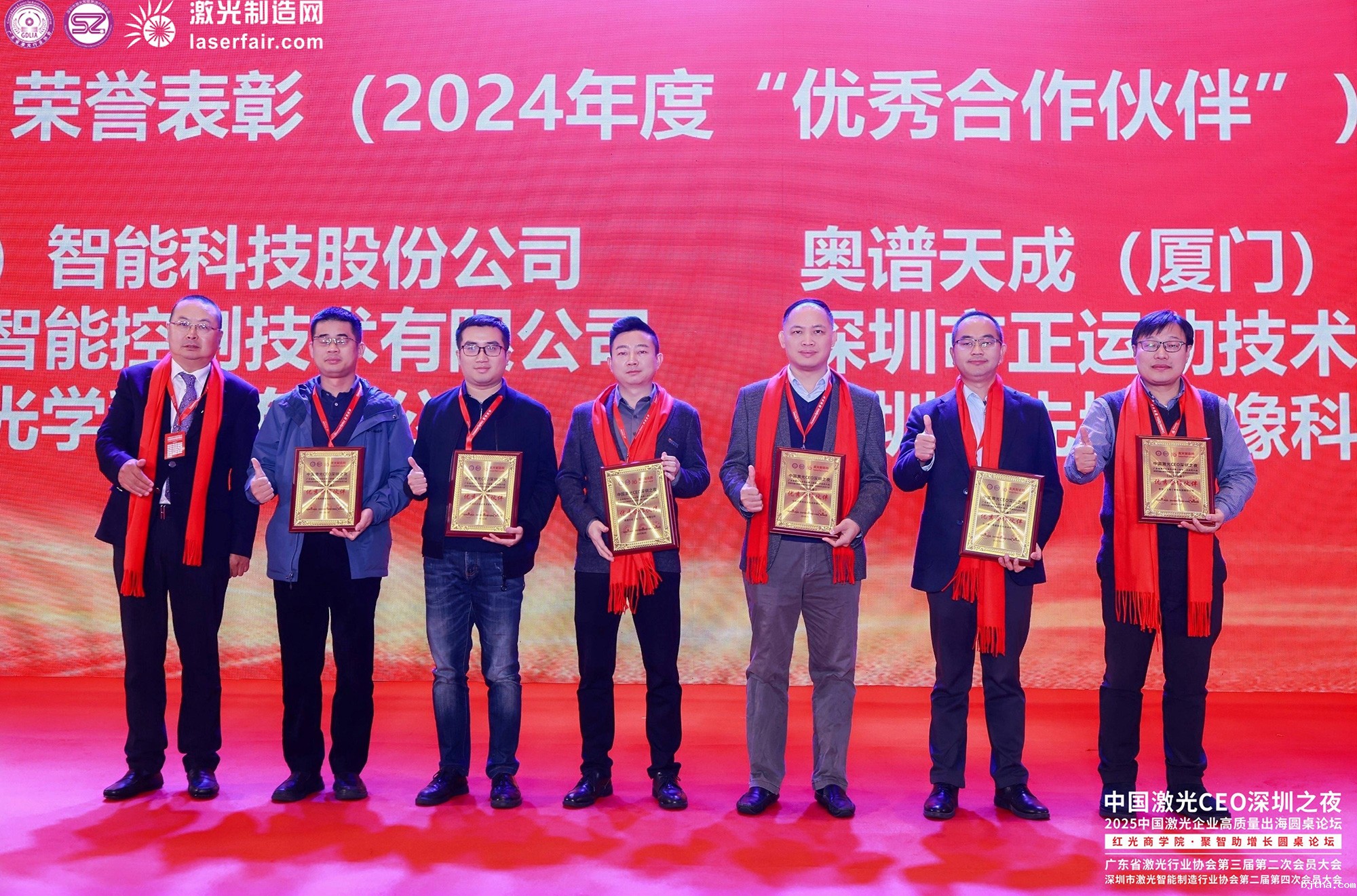 点点taptap论坛副总经理梁明波（右三）上台领奖